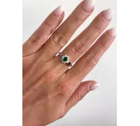 Diamantový prsteň z bieleho zlata so smaragdom 072